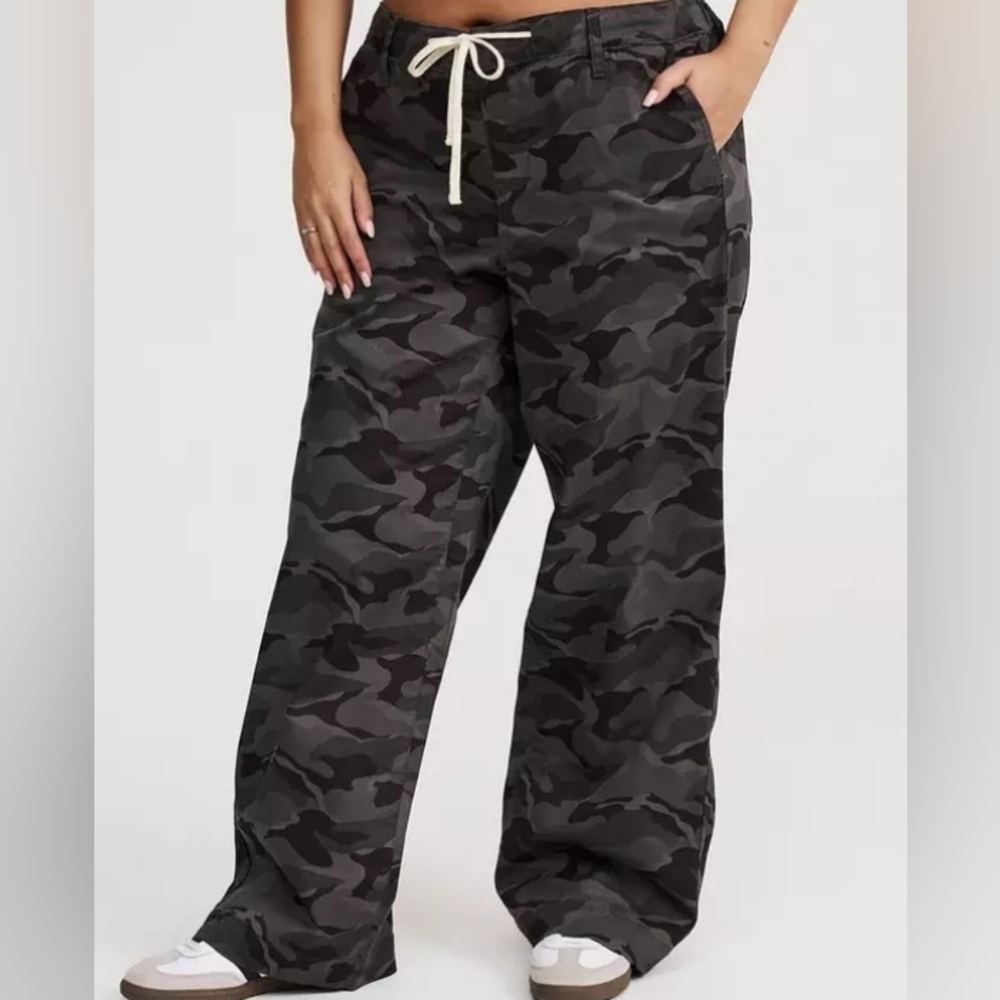 NWTS Torrid Black & Grey Camouflage Weekend Mid-Rise Wide Leg Pants | Size 4 - Picture 3 of 5